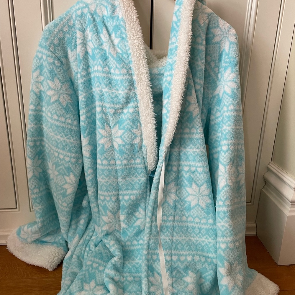 Light blue snowflake hooded soft robe - size M - great condition